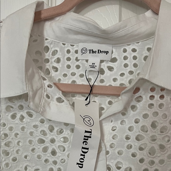 Chic White Eyelet Women's Blouse - Picture 4 of 6